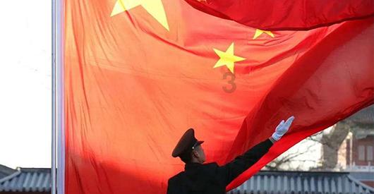 液体黄金鞋！高校向师生免费发放4万双跑鞋 一双1299元