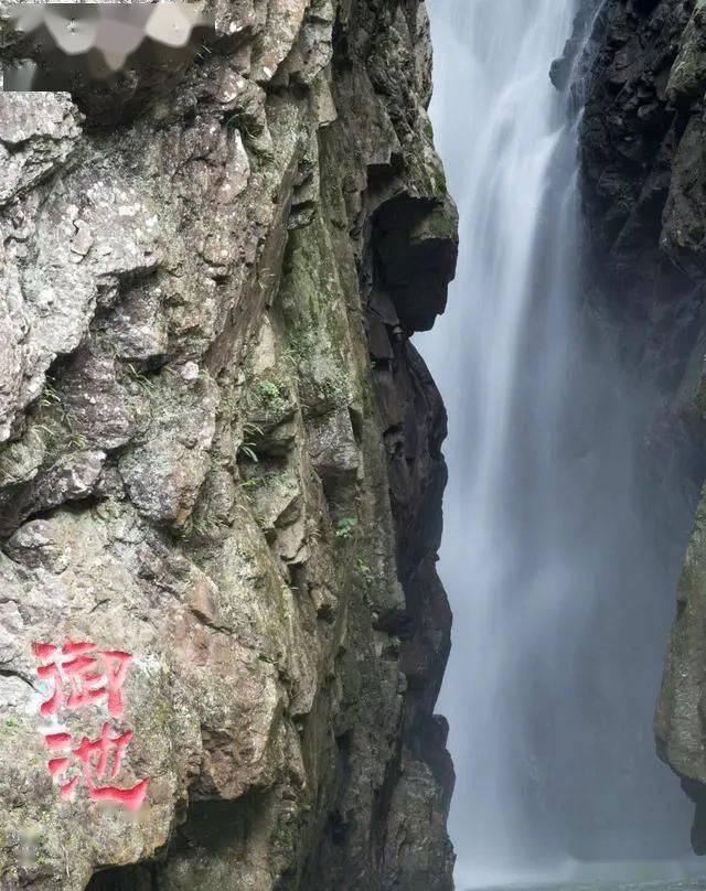 家里丢了价值一万多的首饰，怀疑是认识的人干的，但是没有证据 能报警吗？警察会来家里搜查指纹吗？